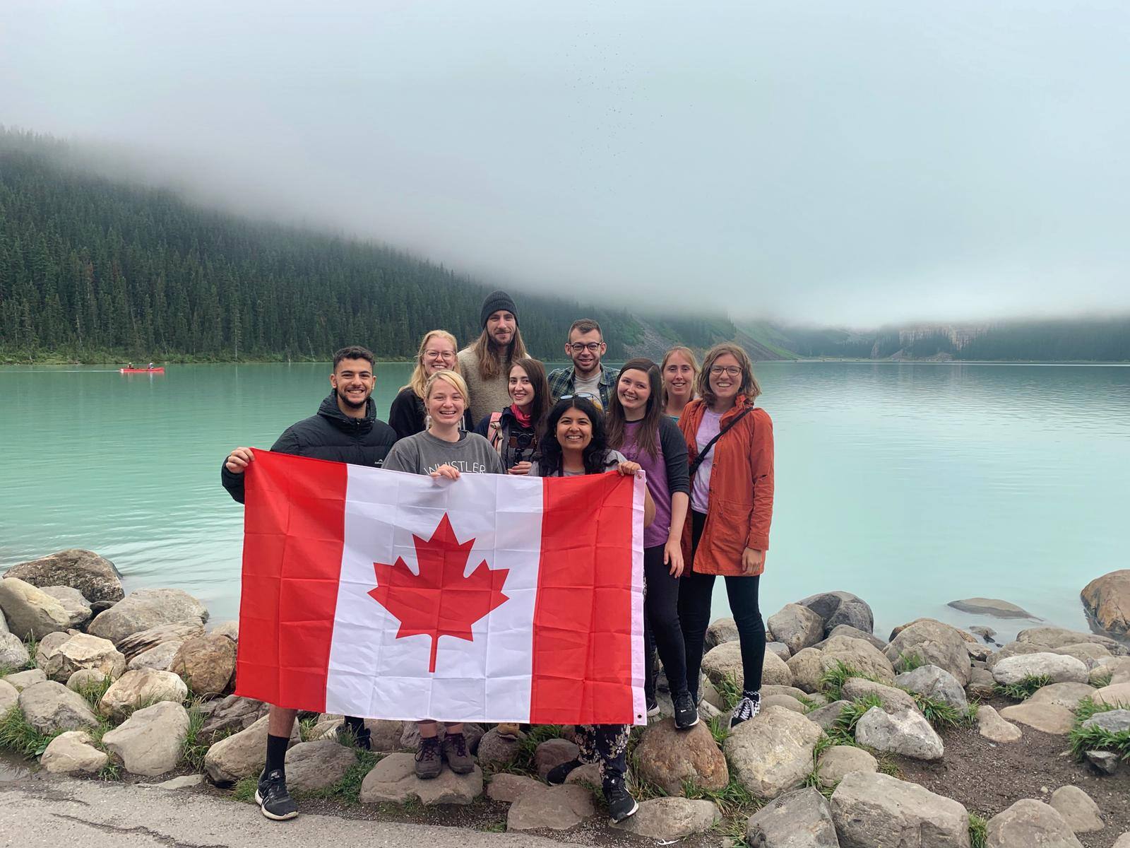 aifs-adventure-trips-kanada-ugc-erfahrungen-piak-personen-fahne-see