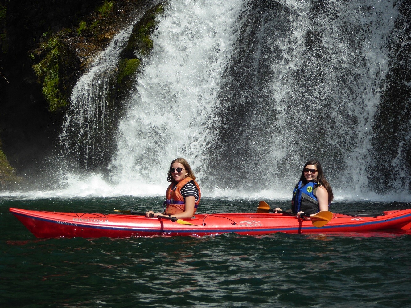 aifs-adventure-trips-kanada-ugc-erfahrungen-piak-personen-wasserfall-kanu