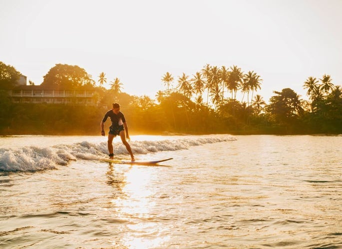 AIFS Adventure Trip Sri Lanka: Teilnehmer surft in Unawatuna