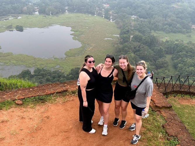 AIFS Abenteuerreisen Sri Lanka: Gruppe erkundet die Sehenswürdigkeiten