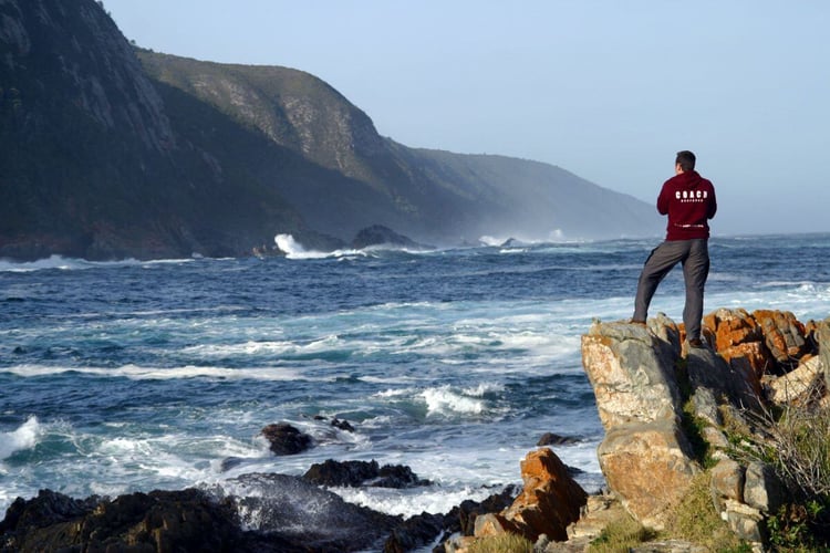 Person am Meer in Kapstadt bei einer Reise mit AIFS