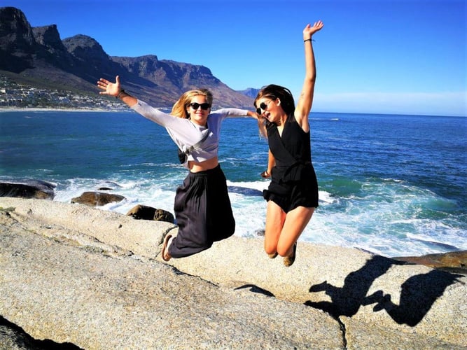 Personen am Meer bei einer Reise nach Kapstadt mit AIFS