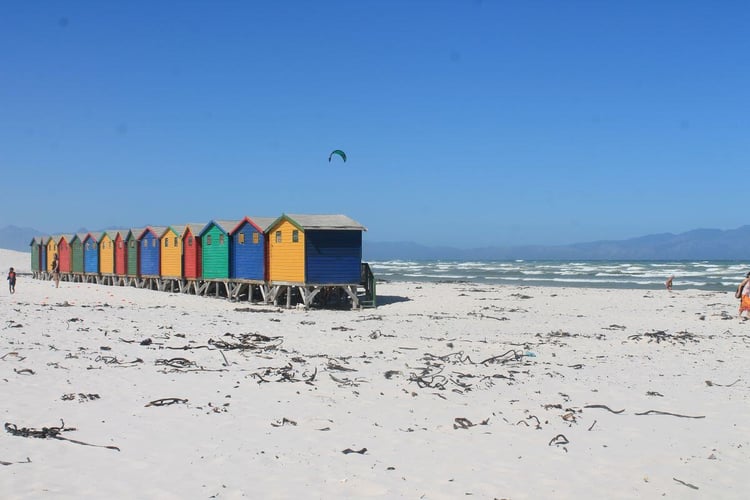 Hütten am Strand bei der Cape Town Experience in Südafrika mit AIFS