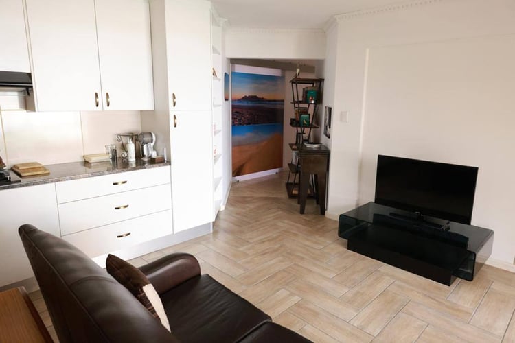 aifs-adventure-trips-suedafrika-cape-town-experience-partnerfotos-unterkunft-wohnzimmer (2)