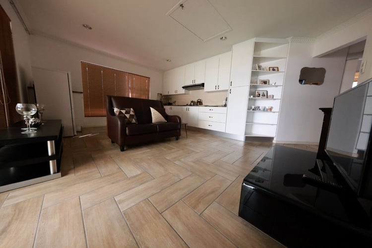 aifs-adventure-trips-suedafrika-cape-town-experience-partnerfotos-unterkunft-wohnzimmer