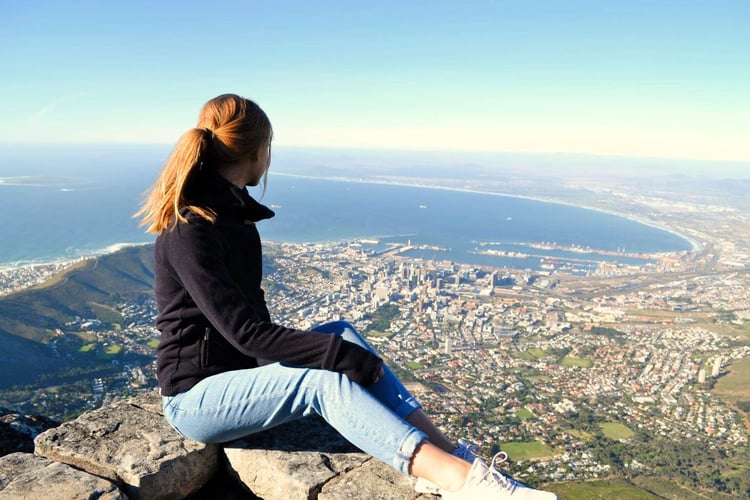 Person auf dem Tafelberg mit Aussicht auf Kapstadt beim Adventure Trip in Südafrika mit AIFS