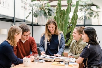 Eine AIFS Mitarbeiterin im Büro