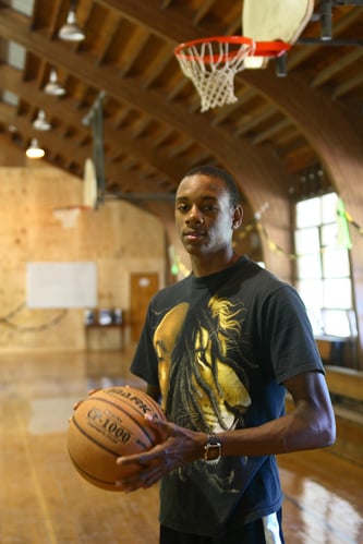 Camp America Betreuer spielt Basketball mit den Teilnehmern