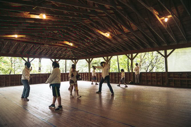 Camp America Teilnehmer und Betreuer nehmen an einer Fechtaktivität teil