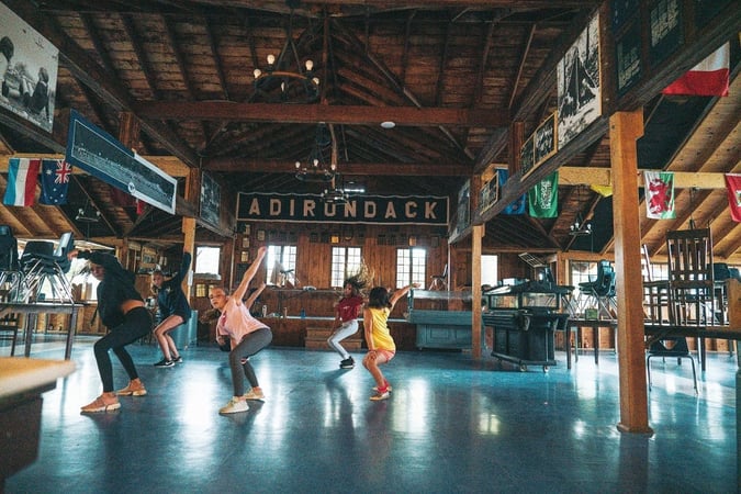 Camp America Betreuer und Kinder bei einer Tanzsession im Camp