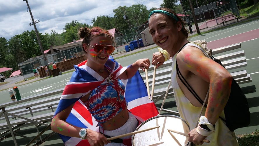 AIFS Camp America Teamer leitet eine Musikaktivität im Sommercamp