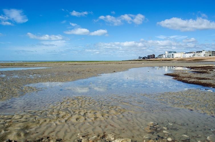 aifs-england-worthing-beach-pixabay-nuernbaer