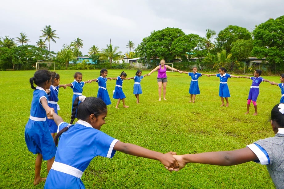 aifs-fidschi-freiwilligenarbeit-teaching-and-sports-education-garten-personen-kinder