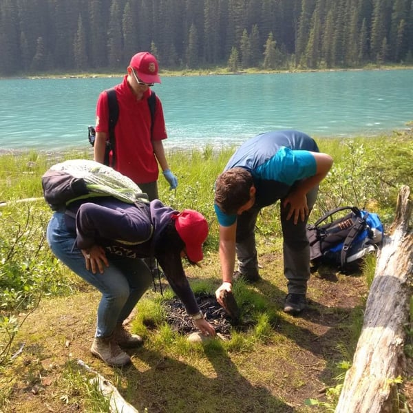 Volunteers bei der Feuerstelle im Freiwilligenprojekt Banff National Park in Kanada mit AIFS