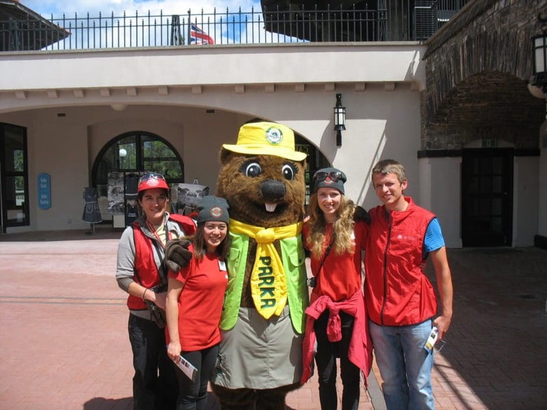 Gruppenfoto mit Maskottchen bei der Freiwilligenarbeit im Banff National Park mit AIFS