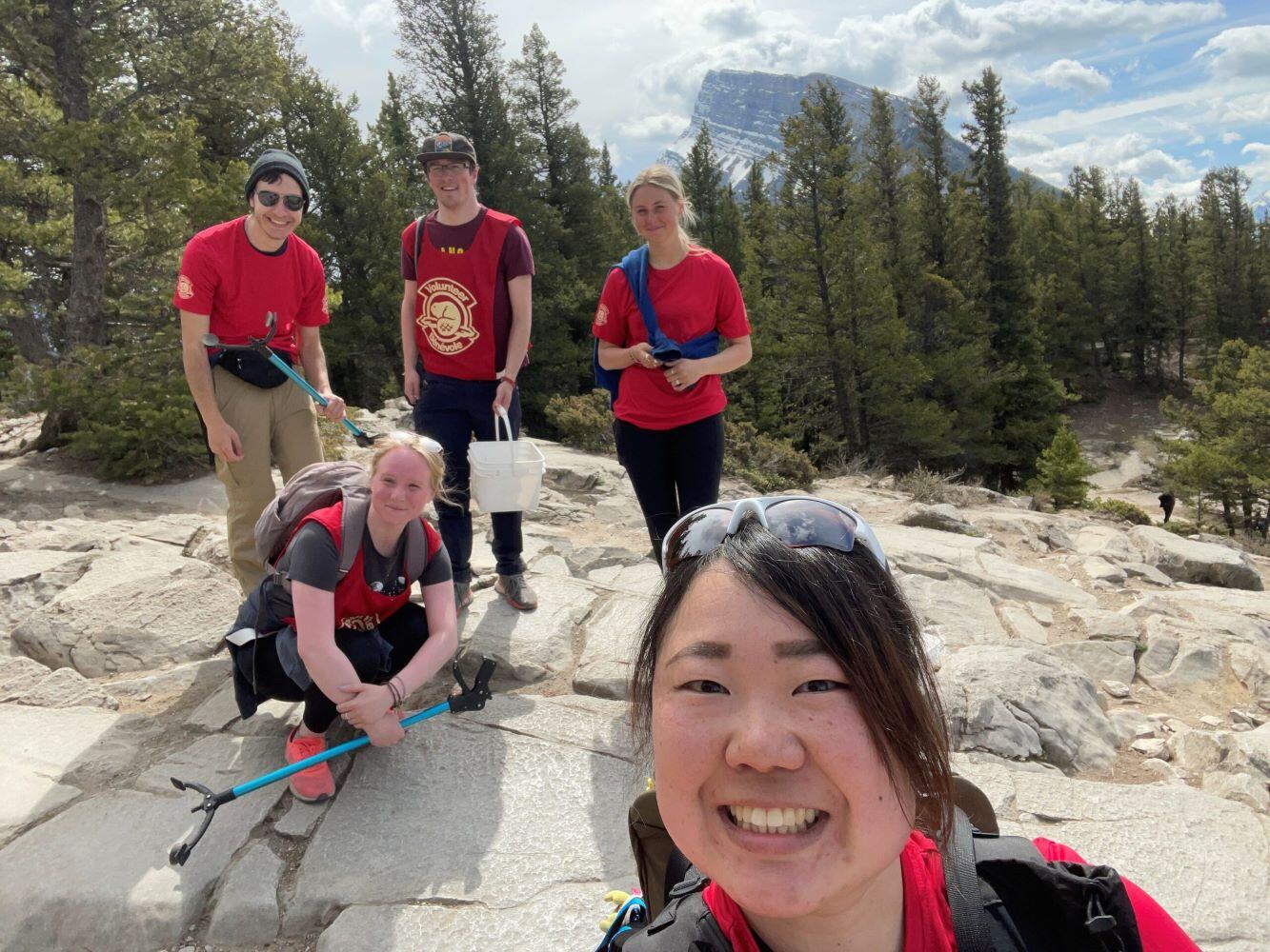 aifs-freiwilligenarbeit-banff-national-park-arbeit-personen-muellsammeln