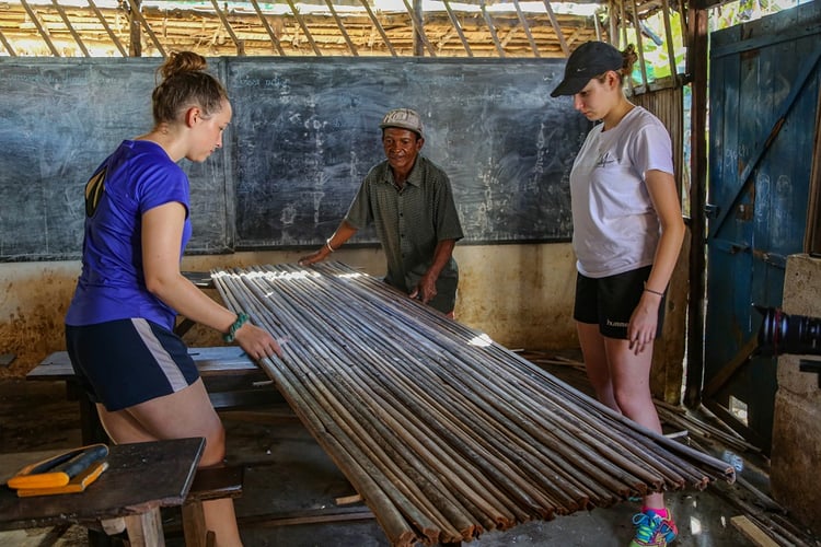 aifs-freiwilligenarbeit-madagaskar-personen-renovation-bauarbeiten