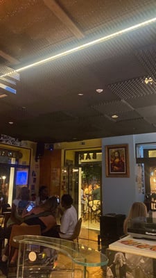 aifs-freiwilligenarbeit-portugal-emma-mariez-@@zimmeremmamarie-ugc-shop-bar