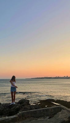 aifs-freiwilligenarbeit-portugal-emma-mariez-@@zimmeremmamarie-ugc-shop-person-strand