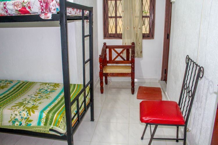 Freiwilligenarbeit Unterkunft von Außen mit Balkon