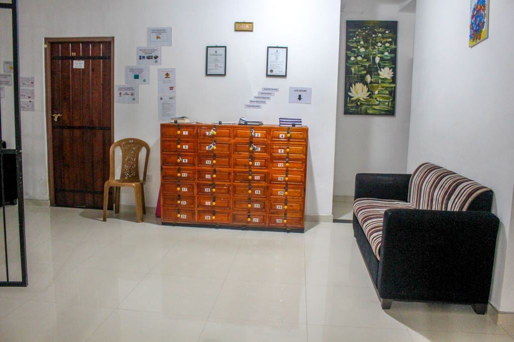 Freiwilligenprojekt in Sri Lanka: Sitzecke mit Sofa und Schließfach in der Unterkunft in Kandy.