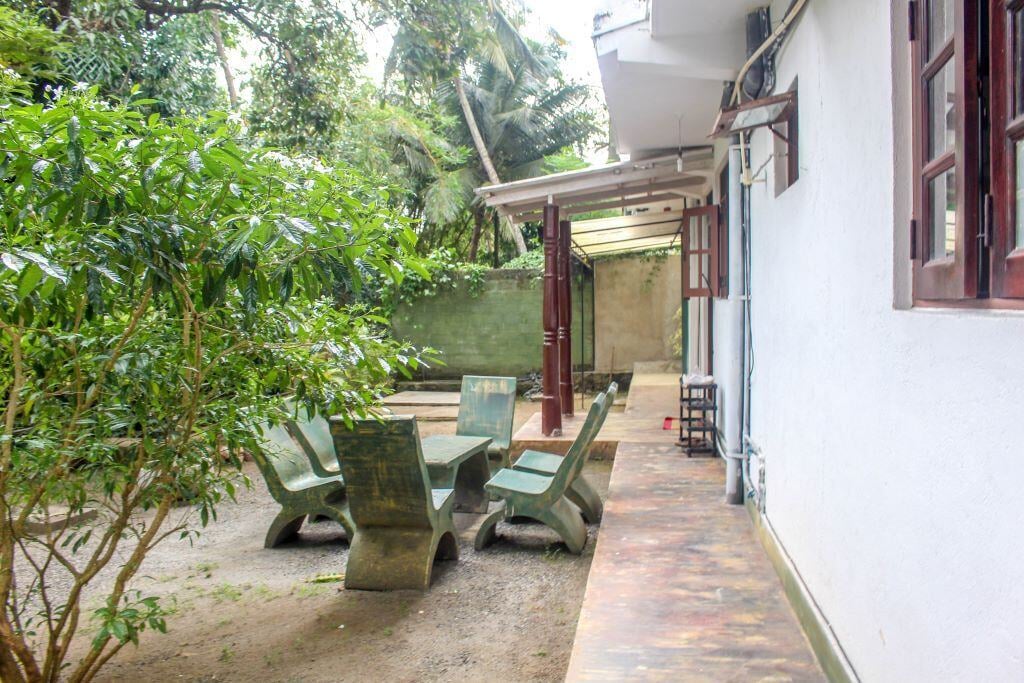 Freiwilligenprojekt in Sri Lanka: Weitere Ansicht der Terrasse in der Unterkunft in Kandy.