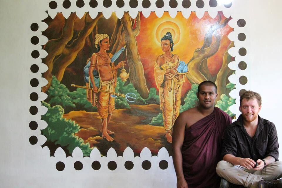 Freiwilliger in Sri Lanka arbeitet mit einem Mönch im Tempel im Renovation & Construction Projekt von AIFS.