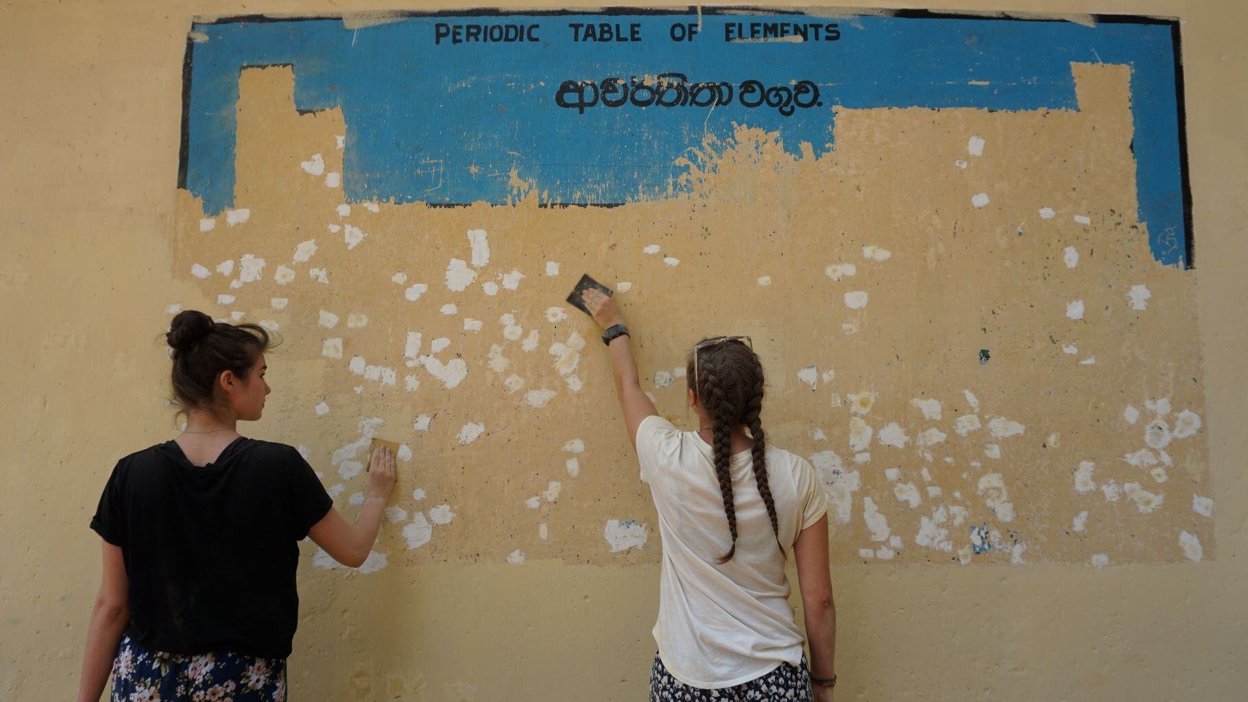 Freiwillige in Sri Lanka malen eine Wand im Renovation & Construction Projekt von AIFS.