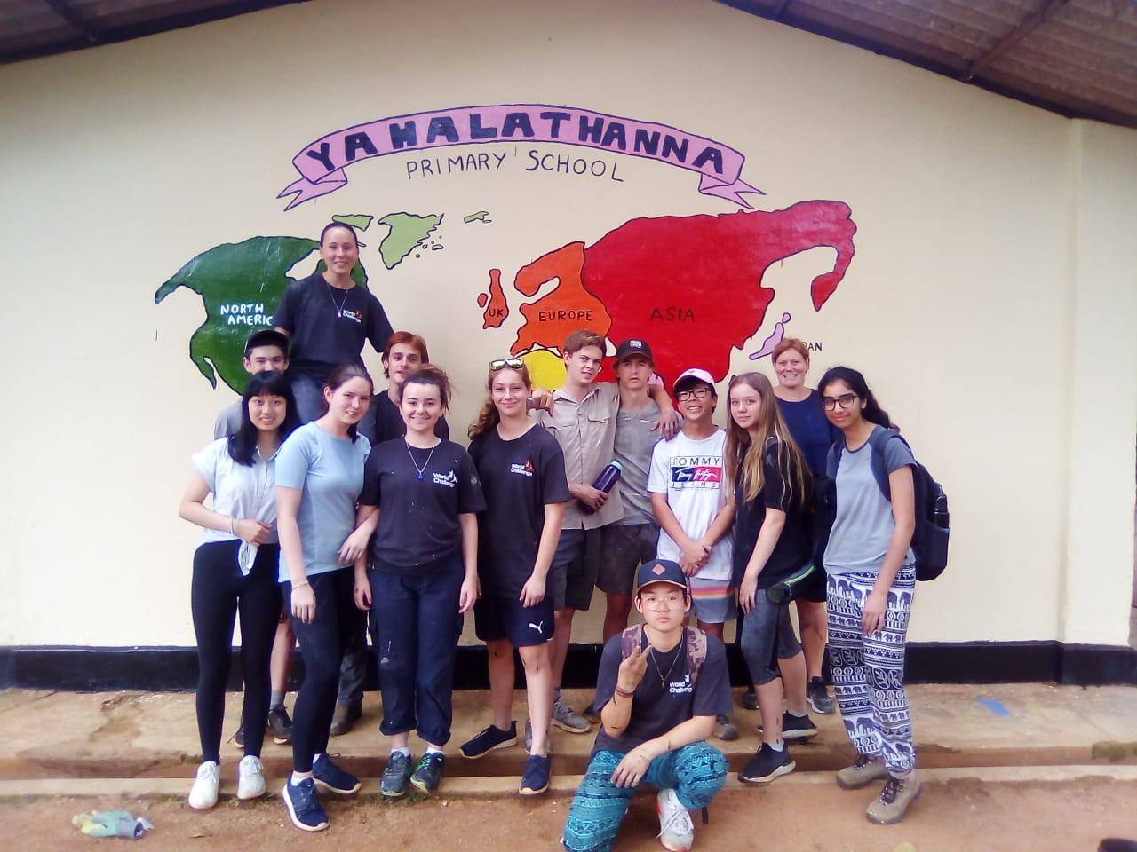 Freiwillige in Sri Lanka gestalten ein Wandbild im Renovation & Construction Projekt von AIFS.