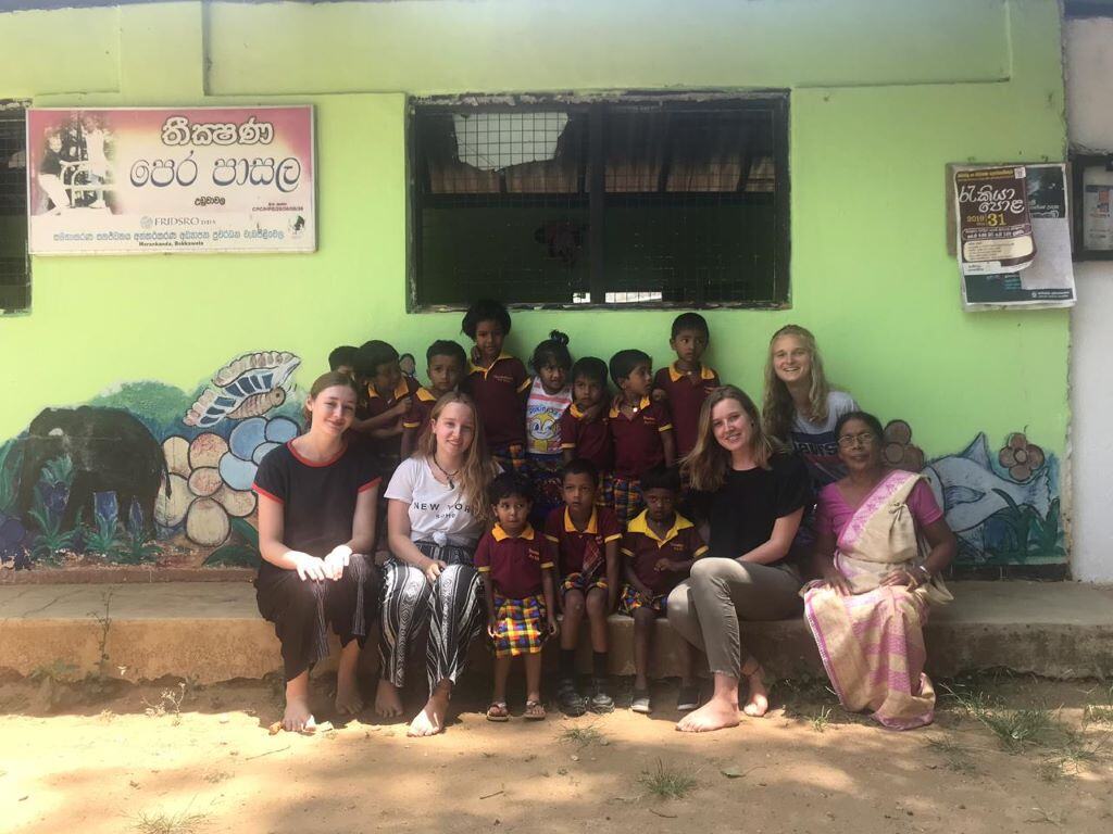 Freiwilligenprojekt in Sri Lanka: Gruppenfoto von Teilnehmern im Teaching Projekt von AIFS.
