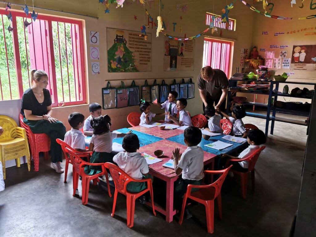 Freiwilligenprojekt in Sri Lanka: Kinder im Klassenraum des Teaching Projekts von AIFS arbeiten an Aufgaben am Tisch.