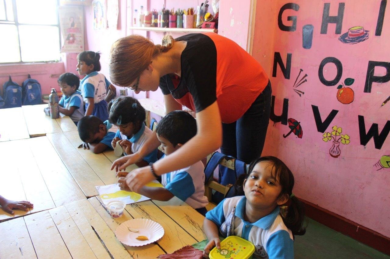 Freiwilligenprojekt in Sri Lanka: Person arbeitet mit Kindern im Klassenraum im Teaching Projekt von AIFS.