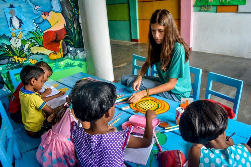 Freiwilligenprojekt in Sri Lanka: Person arbeitet mit Kindern beim Malen im Teaching Projekt von AIFS.
