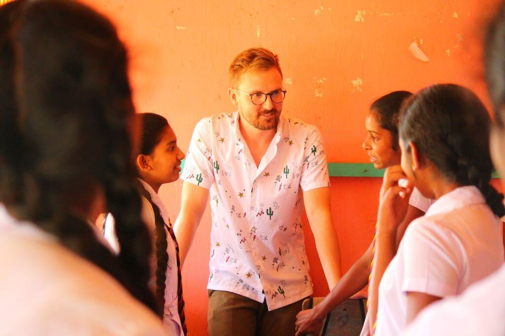 Freiwilligenprojekt in Sri Lanka: Person arbeitet mit Kindern im Teaching Projekt von AIFS.