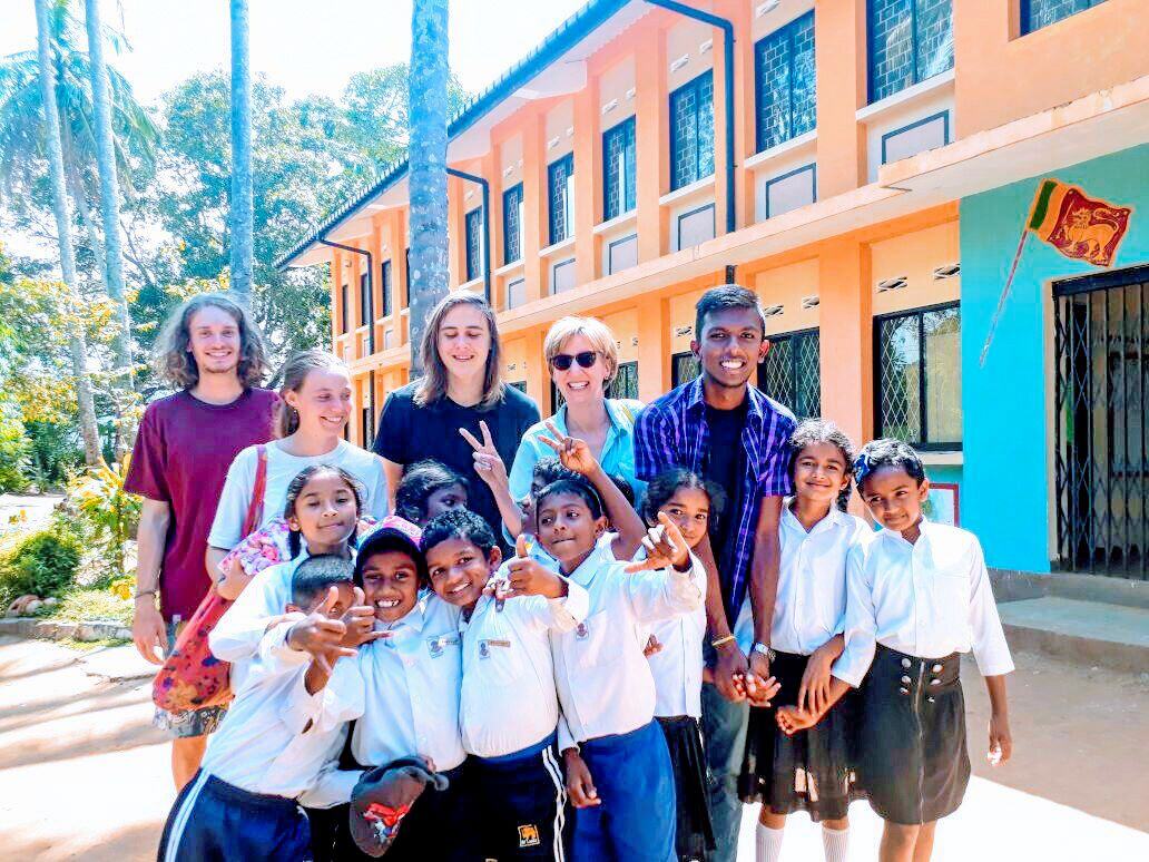 Freiwilligenprojekt in Sri Lanka: Gruppenfoto von Personen und Kindern im Teaching Projekt von AIFS.
