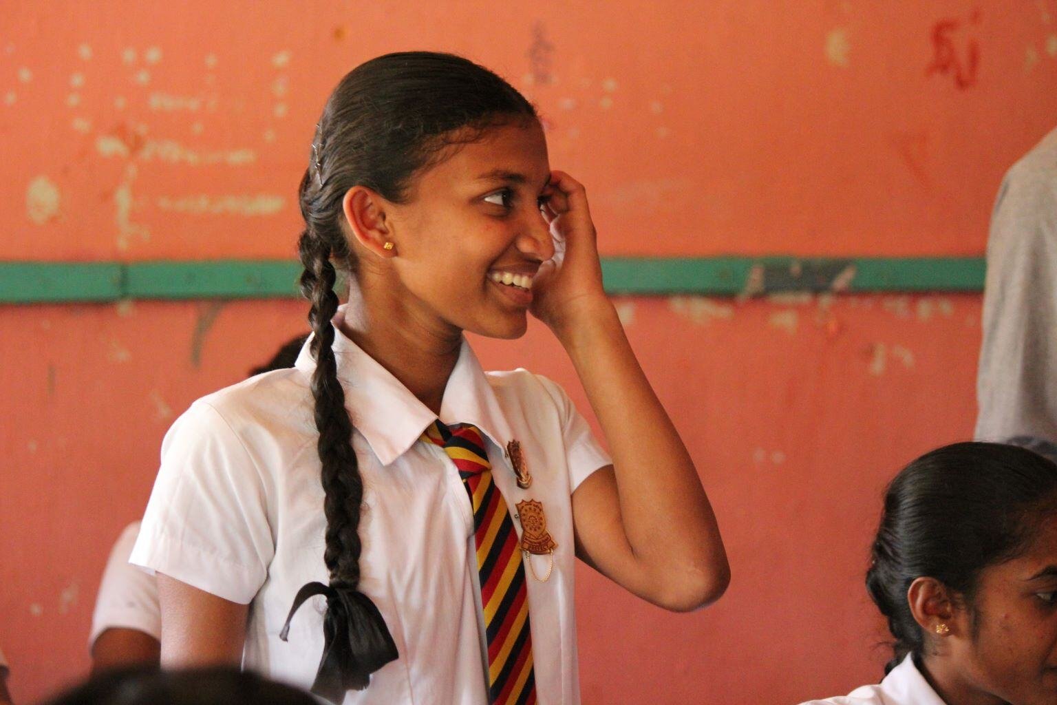 Freiwilligenprojekt in Sri Lanka: Schülerin im Teaching Projekt von AIFS beim Lernen.
