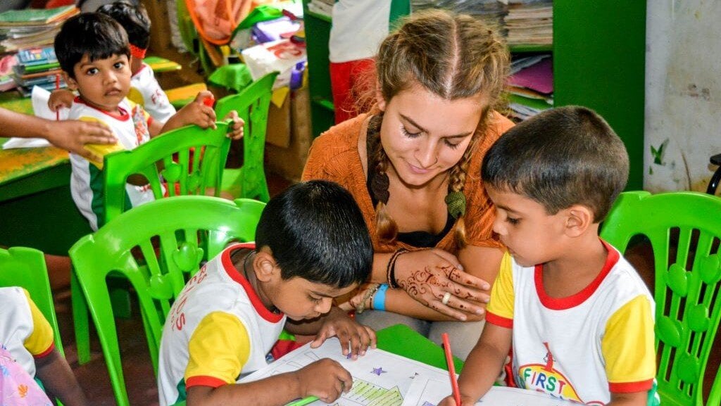 Freiwilligenprojekt in Sri Lanka: Person arbeitet mit Kindern im Teaching Projekt von AIFS.
