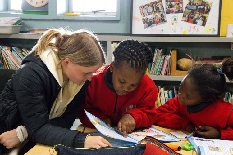 aifs-freiwilligenarbeit-suedafrika-child-care-kinder-partnerfotos-buecher