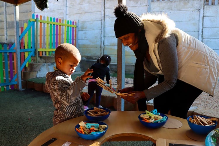 aifs-freiwilligenarbeit-suedafrika-child-care-kinder-suessigkeiten-partnerfotos