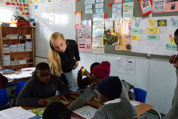 aifs-freiwilligenarbeit-suedafrika-schulkinder-unterricht-partnerfotos