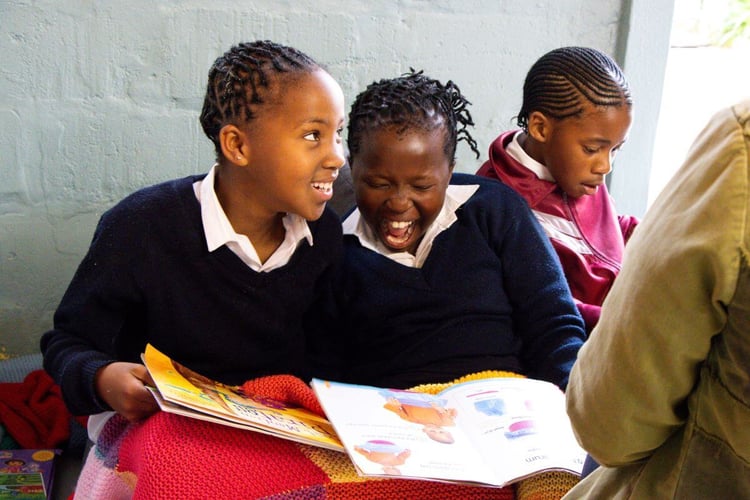 aifs-freiwilligenarbeit-suedafrika-teaching-assistant-schulkinder-buecher