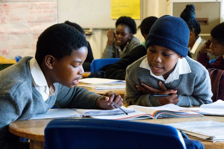 aifs-freiwilligenarbeit-suedafrika-teaching-assistant-schulkinder-lernen