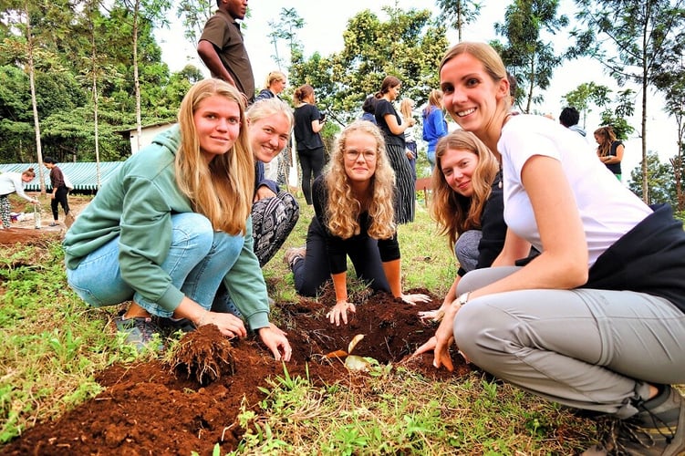 aifs-freiwilligenarbeit-tansania-trees-for-future-partnerfotos-baumschule-gruppe