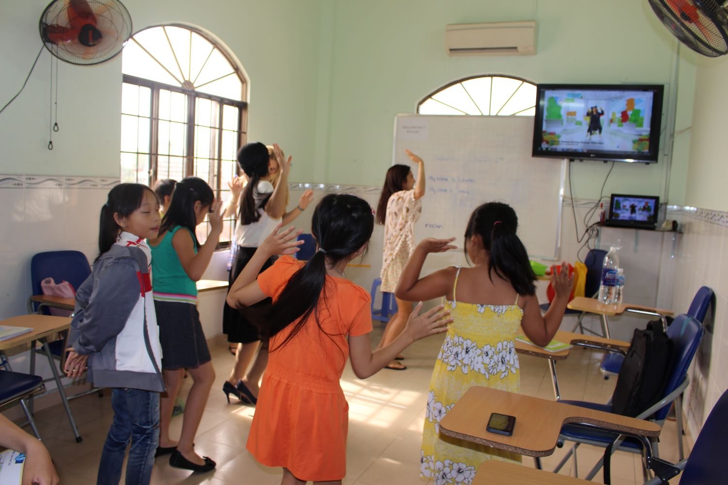 aifs-freiwilligenarbeit-vietnam-teaching-kinder-tanzen