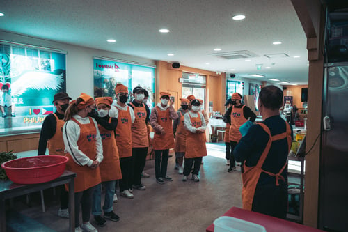 aifs-freiwilligenprojekt-seoul-suedkorea-soup-kitchen-personen-volunteers-einweisung-3