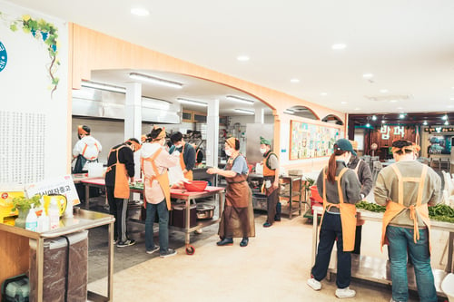 aifs-freiwilligenprojekt-seoul-suedkorea-soup-kitchen-personen-volunteers-essen-zubereitung-5
