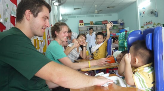 aifs-freiwilligenprojekt-special-needs-vietnam-kinder-personen-4