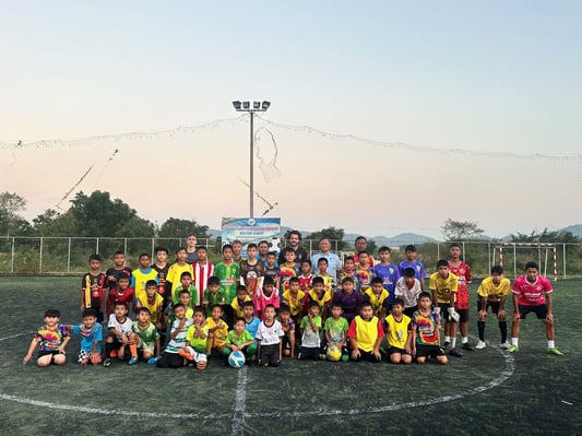 aifs-frewilligenarbeit-thailand-sportscoaching-ugc-nikolass-@n1kkolass_ gruppenfoto