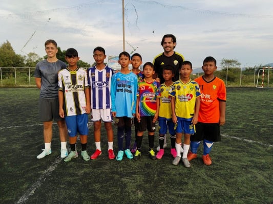 aifs-frewilligenarbeit-thailand-sportscoaching-ugc-nikolass-@n1kkolass_ kinder