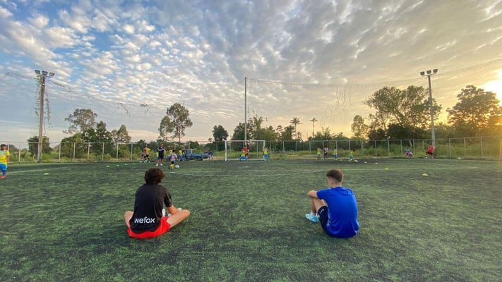 aifs-frewilligenarbeit-thailand-sportscoaching-ugc-nikolass-@n1kkolass_ personen-feld